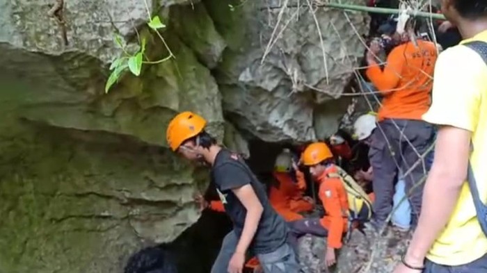 Tim SAR saat menemukan pendaki wanita Eva (24) yang hilang di Gunung Abbo.