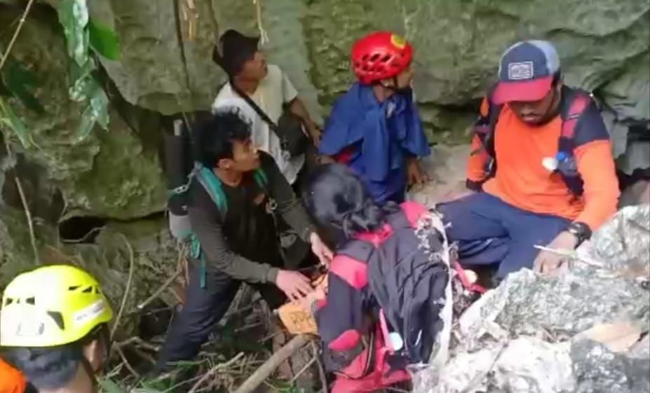 Tim SAR saat menemukan pendaki wanita Eva (24) yang hilang di Gunung Abbo. Tim SAR saat menemukan pendaki wanita Eva (24) yang hilang di Gunung Abbo.