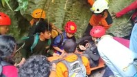Tim SAR gabungan menemukan Eva di balik batu di sebuah jurang yang sangat curam, banyak batu besar dan batu cadas. (Foto: dok. Basarnas Makassar)