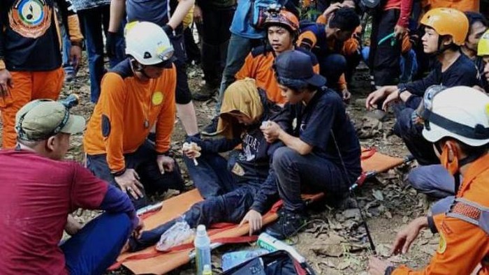 Tim SAR saat menemukan pendaki wanita Eva (24) yang hilang di Gunung Abbo.