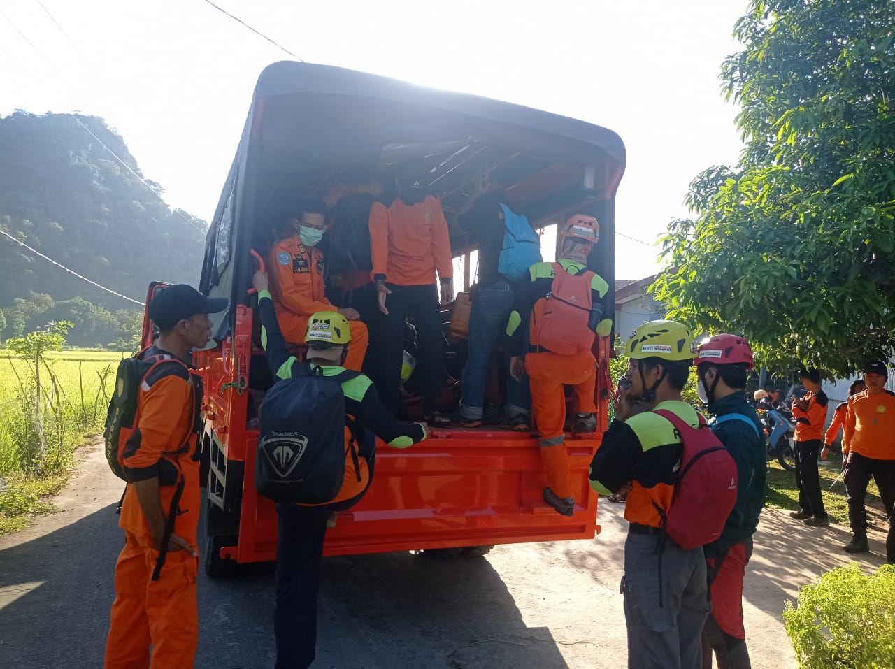 Tim SAR saat menemukan pendaki wanita Eva (24) yang hilang di Gunung Abbo. Tim SAR saat menemukan pendaki wanita Eva (24) yang hilang di Gunung Abbo.