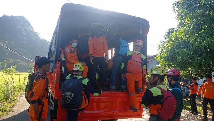 Tim SAR saat menemukan pendaki wanita Eva (24) yang hilang di Gunung Abbo. Tim SAR saat menemukan pendaki wanita Eva (24) yang hilang di Gunung Abbo.