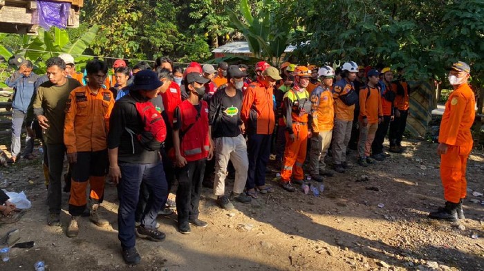 Tim SAR saat menemukan pendaki wanita Eva (24) yang hilang di Gunung Abbo.