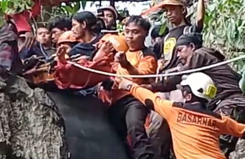 Tim SAR saat menemukan pendaki wanita Eva (24) yang hilang di Gunung Abbo. Tim SAR saat menemukan pendaki wanita Eva (24) yang hilang di Gunung Abbo.