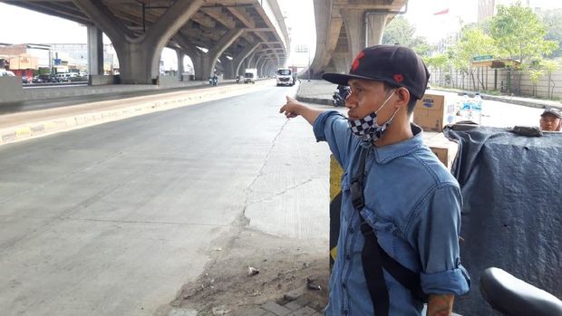 Tukang parkir truk di Jl Raya Cilincing, Candra (30).