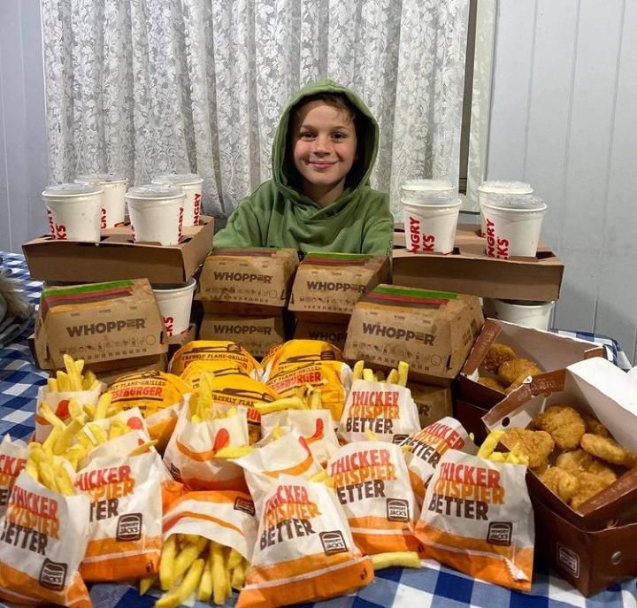Ulang Tahun Ke-10, Bocah Ini Dapat Hadiah Burger Segunung!