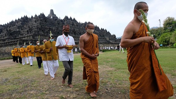 Sejumlah umat Buddha melaksanakan Pradaksina (berjalan mengelilingi) candi Borobudur saat upacara Upostha Mandala Puja di kawasan Taman Wisata Candi (TWC) Borobudur, Magelang, Jawa Tengah, Kamis (10/6/2021). Sejumlah umat Buddha melaksanakan Pradaksina (berjalan mengelilingi) candi Borobudur saat upacara Upostha Mandala Puja di kawasan Taman Wisata Candi (TWC) Borobudur, Magelang, Jawa Tengah, Kamis (10/6/2021).