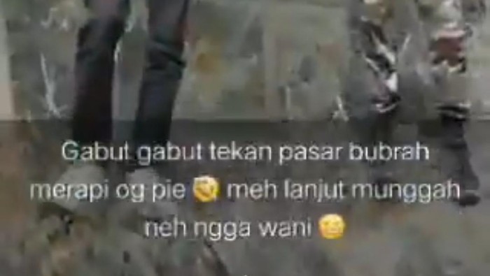 Video viral dua orang mendaki Gunung Merapi di tengah status Waspada, Kamis (10/6/2021).