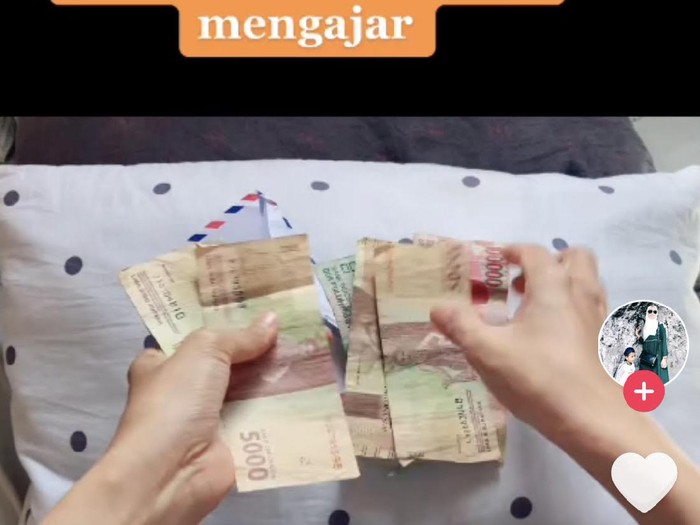 Viral kisah istri yang membuka amplop honor suaminya sebagai seorang pengajar. Viral kisah istri yang membuka amplop honor suaminya sebagai seorang pengajar.