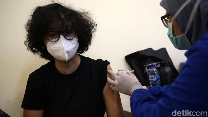 Kemenkes mengizinkan vaksinasi Corona kepada penduduk berusia 18 tahun ke atas. Warga DKI Jakarta berusia di atas 18 tahun kini sudah bisa mendapatkan vaksin COVID-19.