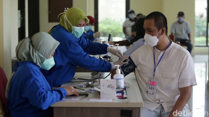 Warga DKI Berusia 18 Tahun ke Atas Sudah Bisa Divaksin COVID-19 Kemenkes mengizinkan vaksinasi Corona kepada penduduk berusia 18 tahun ke atas. Warga DKI Jakarta berusia di atas 18 tahun kini sudah bisa mendapatkan vaksin COVID-19.