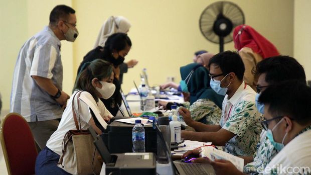 Kemenkes mengizinkan vaksinasi Corona kepada penduduk berusia 18 tahun ke atas. Warga DKI Jakarta berusia di atas 18 tahun kini sudah bisa mendapatkan vaksin COVID-19.