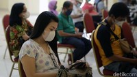 Warga menanti untuk divaksin.