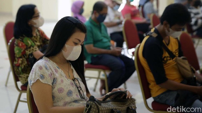 Warga DKI Berusia 18 Tahun ke Atas Sudah Bisa Divaksin COVID-19 Kemenkes mengizinkan vaksinasi Corona kepada penduduk berusia 18 tahun ke atas. Warga DKI Jakarta berusia di atas 18 tahun kini sudah bisa mendapatkan vaksin COVID-19.