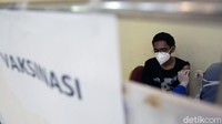 Masyarakat yang ingin divaksin hanya perlu datang ke semua sentra vaksinasi di Jakarta, baik di fasilitas kesehatan maupun non fasilitas kesehatan pada jam operasional sentra vaksinasi yang dituju.