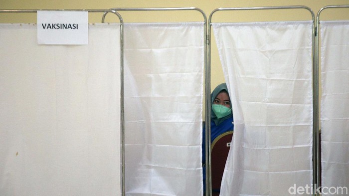 Warga DKI Berusia 18 Tahun ke Atas Sudah Bisa Divaksin COVID-19 Kemenkes mengizinkan vaksinasi Corona kepada penduduk berusia 18 tahun ke atas. Warga DKI Jakarta berusia di atas 18 tahun kini sudah bisa mendapatkan vaksin COVID-19.