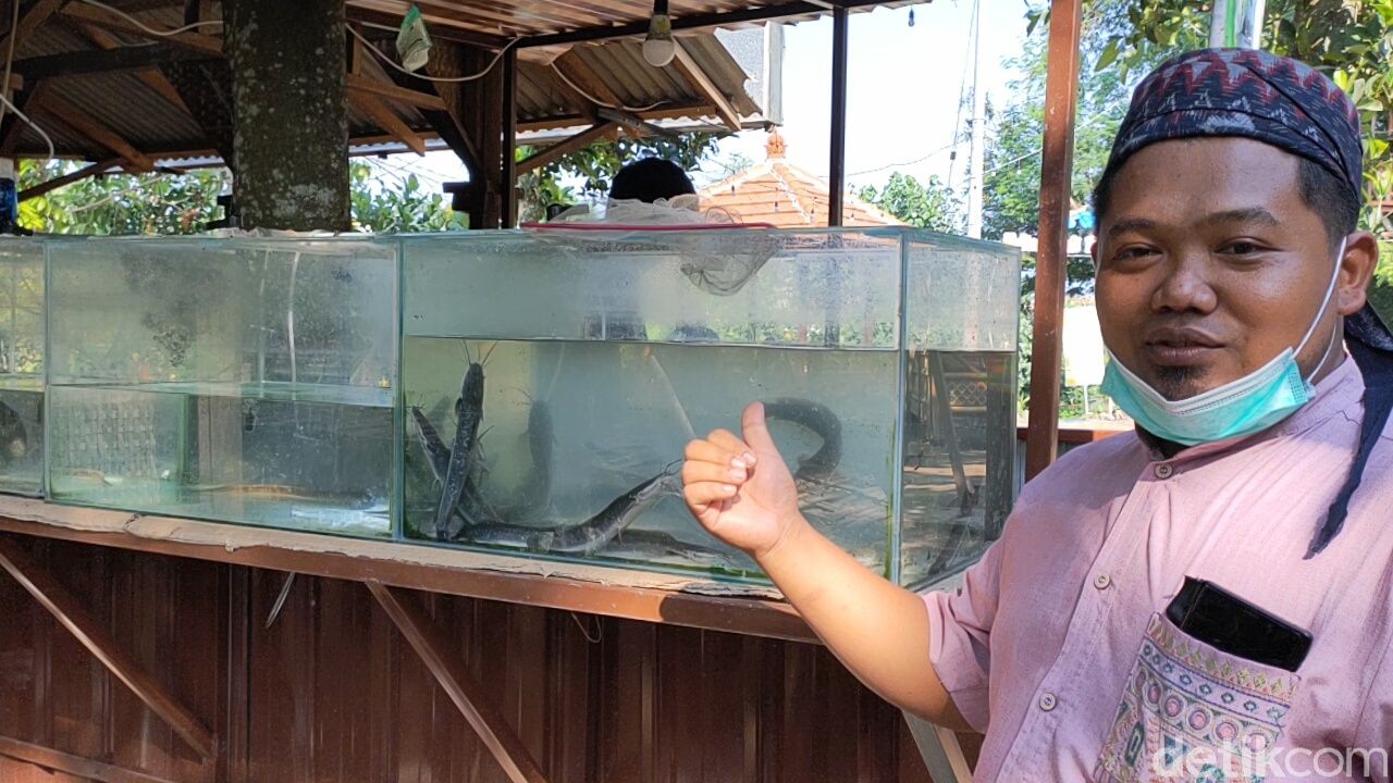Warung Makan di Tepi Sungai Brantas