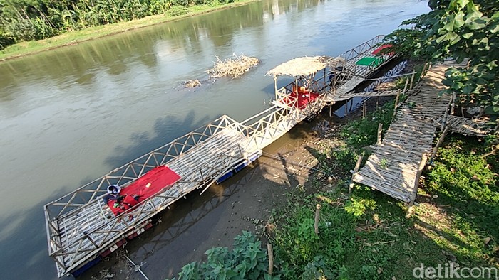 Warung Makan di Tepi Sungai Brantas