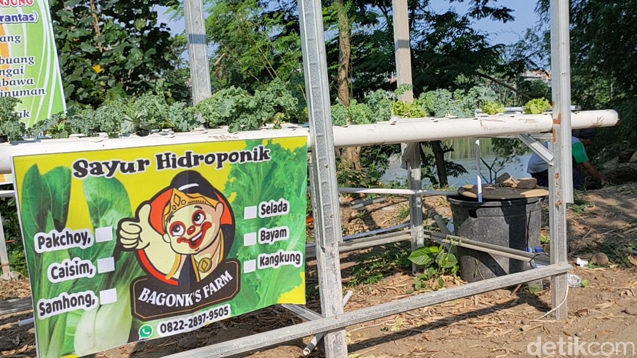 Warung Makan di Tepi Sungai Brantas