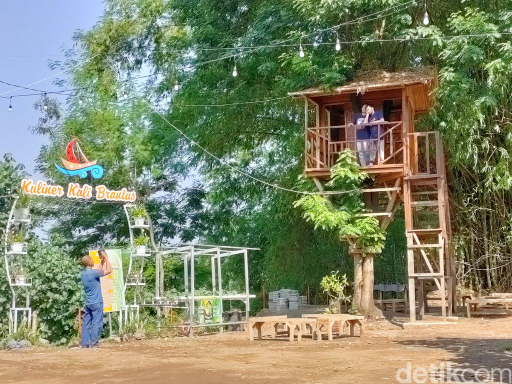 Warung Makan di Tepi Sungai Brantas