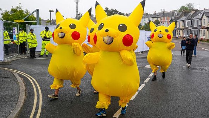 Sejumlah karakter Pikachu menggelar aksi demo menentang pembakaran batu bara oleh pemerintah jepang.