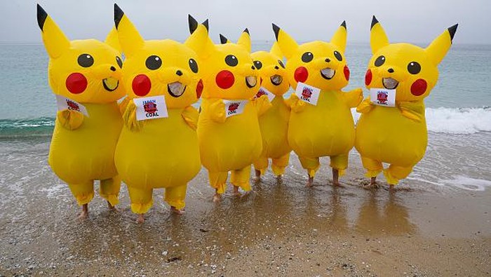 Sejumlah karakter Pikachu menggelar aksi demo menentang pembakaran batu bara oleh pemerintah jepang.