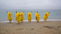 Aksi protes ini dilakukan bertepatan dengan KTT G7 di Cornwall.