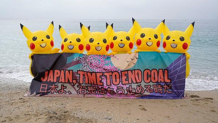 Sejumlah karakter Pikachu menggelar aksi demo menentang pembakaran batu bara oleh pemerintah jepang.