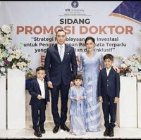 Anak bungsu Susilo Bambang Yudhoyono, Edhie Baskoro Yudhoyono alias Ibas telah menyelesaikan program Manajemen Studi dari Institut Pertanian Bogor, Kamis (10/6/2021). Ia menjalani sidang kelulusannya secara terbuka. Foto: Instagram/@ruby_26