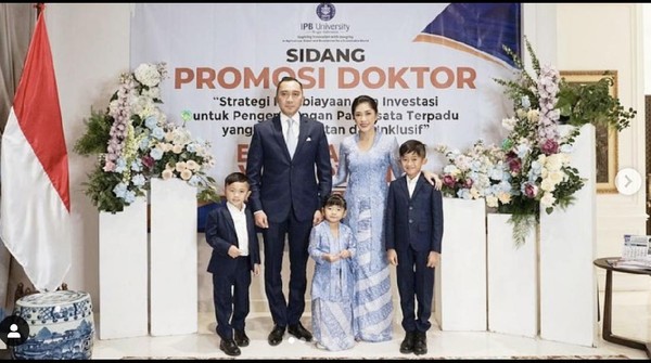 7 Potret Aliya Rajasa Berkebaya Biru Dampingi Ibas Yudhoyono Sidang S3