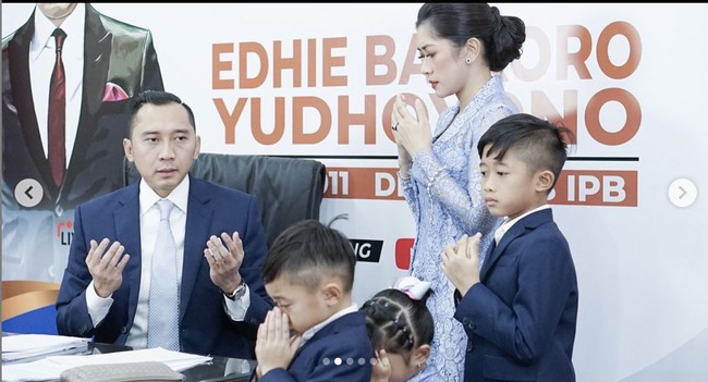 “Perjalanan panjang itu akhirnya tiba di tujuan… Hari ini resmi terbayarkan sudah segala perjuangan, pengorbanan, dan dedikasi Pappie yg tak gentar selama ini dalam menuntut ilmu dan pengabdian demi Keluarga, Bangsa dan Negara,” tulis Aliya Rajasa mengungkapkan rasa bangganya dengan sang suami yang lulus Pasca Sarjana IPB dengan IPK 4,0. Foto: Instagram/@ruby_26