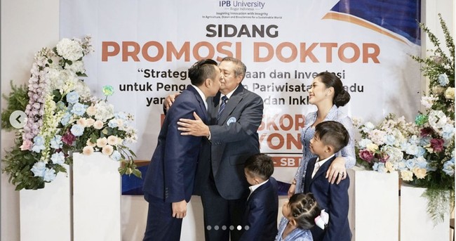Hadir pula Susilo Bambang Yudhoyono yang ikut memberikan selamat sembari mendaratkan kecupan sayang di dahi putranya.  Foto: Instagram/@ruby_26