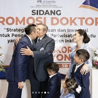 Hadir pula Susilo Bambang Yudhoyono yang ikut memberikan selamat sembari mendaratkan kecupan sayang di dahi putranya.  Foto: Instagram/@ruby_26