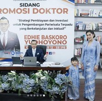 Momen penting ini turut dihadiri sang istri, Aliya Rajasa, beserta ketiga anaknya. Anak dari Hatta Rajasa ini pun tampil cantik berbusana tradisional. Foto: Instagram/@ruby_26