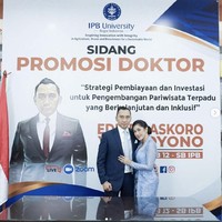 Aliya Rajasa tampak mengenakan kebaya model kutubaru warna biru muda yang dipasangkan kain batik berwarna senada. Ibu tiga anak ini tampil kembaran dengan putrinya. Foto: Instagram/@ruby_26