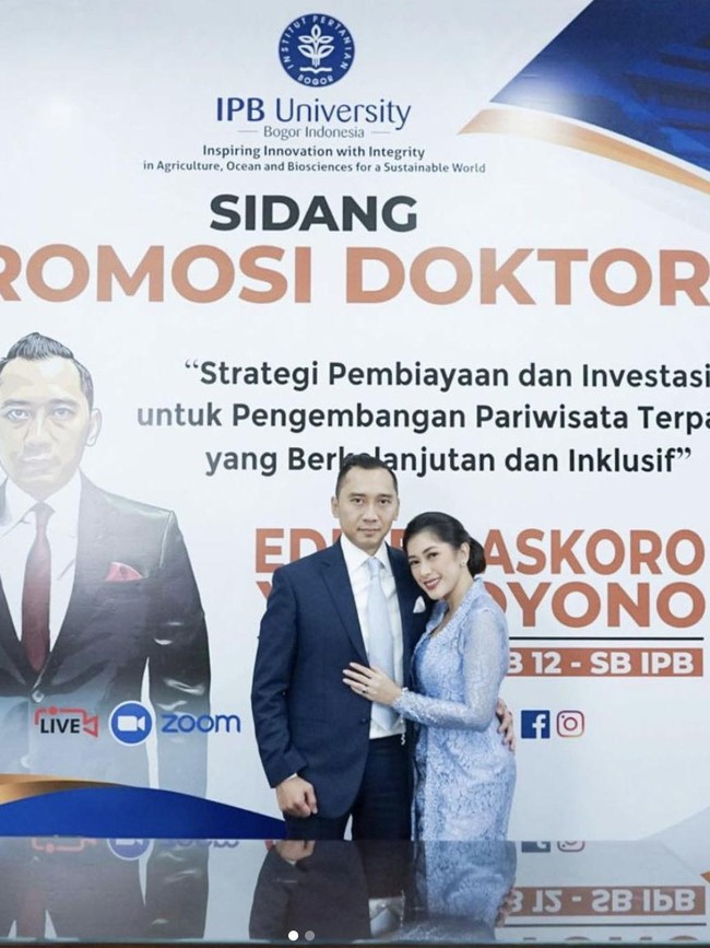 Aliya Rajasa tampak mengenakan kebaya model kutubaru warna biru muda yang dipasangkan kain batik berwarna senada. Ibu tiga anak ini tampil kembaran dengan putrinya. Foto: Instagram/@ruby_26