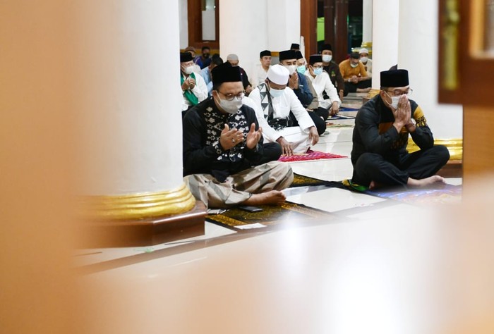 Anies dan RK saat salah berjemaah di Masjid Agung Sumedang (Foto: Istimewa)