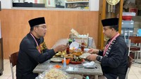 Rupanya Anies mengundang Ridwan Kamil sebagai Gubernur Jawa Barat dalam kegiatannya hari ini. Acara intinya adalah penandatanganan Kesber Antara Pemprov DKI Jakarta dan Pemkab Sumedang tentang Pengembangan Potensi Daerah. Lokasinya di Gudang PT Kampung Makmur, Sumedang. (Foto: Istimewa)