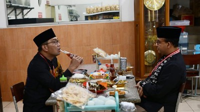 Momen Anies-RK Salat Subuh-Seruput Teh Botol Bareng