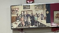 Yang tak kalah menarik adalah penampakan foto SBY yang terpampang di ruangan keduanya menyantap sarapan. SBY yang masih menjabat Presiden RI kala itu berpose bersama Ibu Negara Ani Yudhoyono beserta sejumlah pegawai rumah makan tersebut. Apakah ini juga bagian dari kode Pilpres 2024? (Foto: Istimewa)