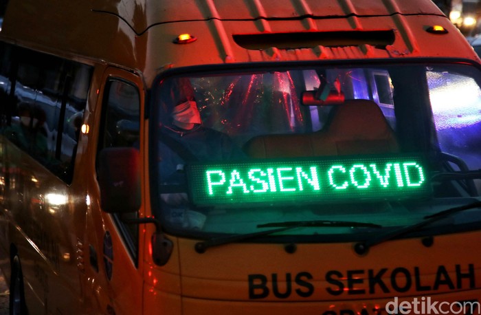 Antrean Ambulans COVID-19 Kembali Terjadi di Wisma Atlet Sejumlah kendaraan ambulans dan bus sekolah yang membawa pasien COVID-19 antre untuk masuk kawasan Rumah Sakit Darurat COVID-19 (RSDC) Wisma Atlet, Jakarta, Kamis (10/6).
