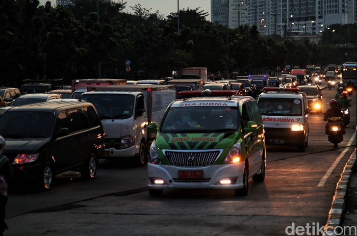 Sejumlah kendaraan ambulans dan bus sekolah yang membawa pasien COVID-19 antre untuk masuk kawasan Rumah Sakit Darurat  COVID-19 (RSDC) Wisma Atlet, Jakarta, Kamis (10/6).