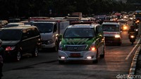 Bahkan, hingga Jumat (11/6), kondisi UGD Rumah Sakit Darurat COVID-19 (RSDC) Wisma Atlet penuh malam ini. Puluhan warga klaster libur Lebaran diantar ke RSDC Wisma Atlet. Pradita Utama/detikcom.