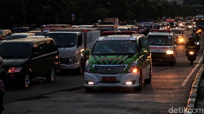 Sejumlah kendaraan ambulans dan bus sekolah yang membawa pasien COVID-19 antre untuk masuk kawasan Rumah Sakit Darurat  COVID-19 (RSDC) Wisma Atlet, Jakarta, Kamis (10/6).