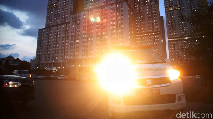 Sejumlah kendaraan ambulans dan bus sekolah yang membawa pasien COVID-19 antre untuk masuk kawasan Rumah Sakit Darurat  COVID-19 (RSDC) Wisma Atlet, Jakarta, Kamis (10/6).