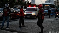 Seluruh ambulans yang antre juga tampak menyalakan sirine.