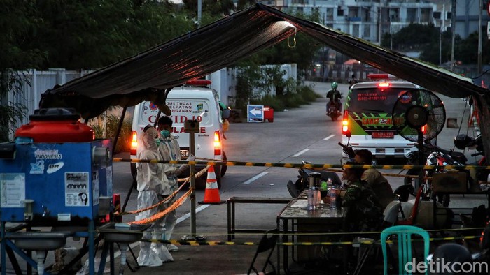 Antrean Ambulans COVID-19 Kembali Terjadi di Wisma Atlet Sejumlah kendaraan ambulans dan bus sekolah yang membawa pasien COVID-19 antre untuk masuk kawasan Rumah Sakit Darurat COVID-19 (RSDC) Wisma Atlet, Jakarta, Kamis (10/6).