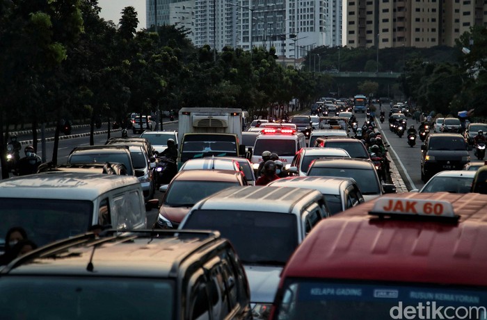 Sejumlah kendaraan ambulans dan bus sekolah yang membawa pasien COVID-19 antre untuk masuk kawasan Rumah Sakit Darurat  COVID-19 (RSDC) Wisma Atlet, Jakarta, Kamis (10/6).