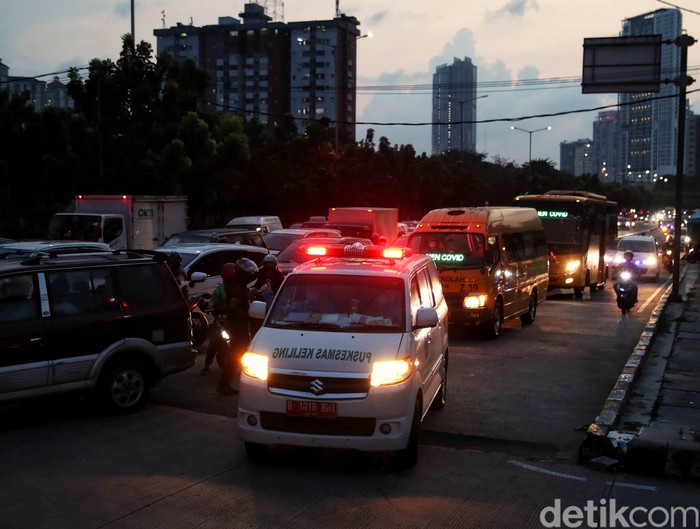 Sejumlah kendaraan ambulans dan bus sekolah yang membawa pasien COVID-19 antre untuk masuk kawasan Rumah Sakit Darurat  COVID-19 (RSDC) Wisma Atlet, Jakarta, Kamis (10/6).