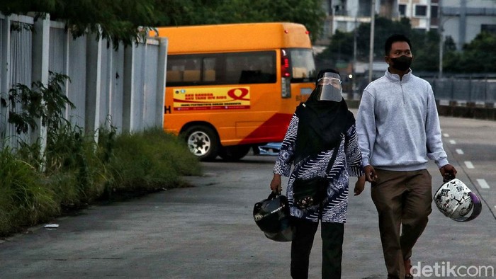 Antrean Ambulans COVID-19 Kembali Terjadi di Wisma Atlet Sejumlah kendaraan ambulans dan bus sekolah yang membawa pasien COVID-19 antre untuk masuk kawasan Rumah Sakit Darurat COVID-19 (RSDC) Wisma Atlet, Jakarta, Kamis (10/6).